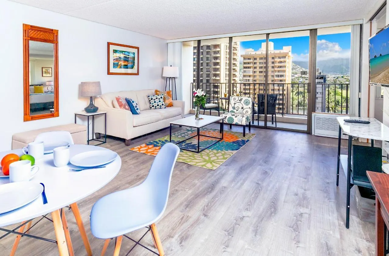 Sandy Toes, Mountain Views, Park For Free! Honolulu Apartment