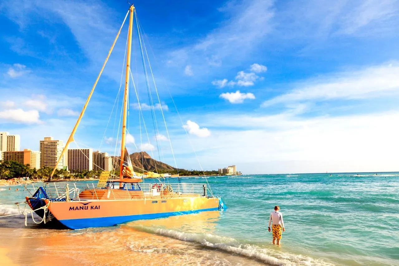 Sandy Toes, Mountain Views, Park For Free! Honolulu Apartment
