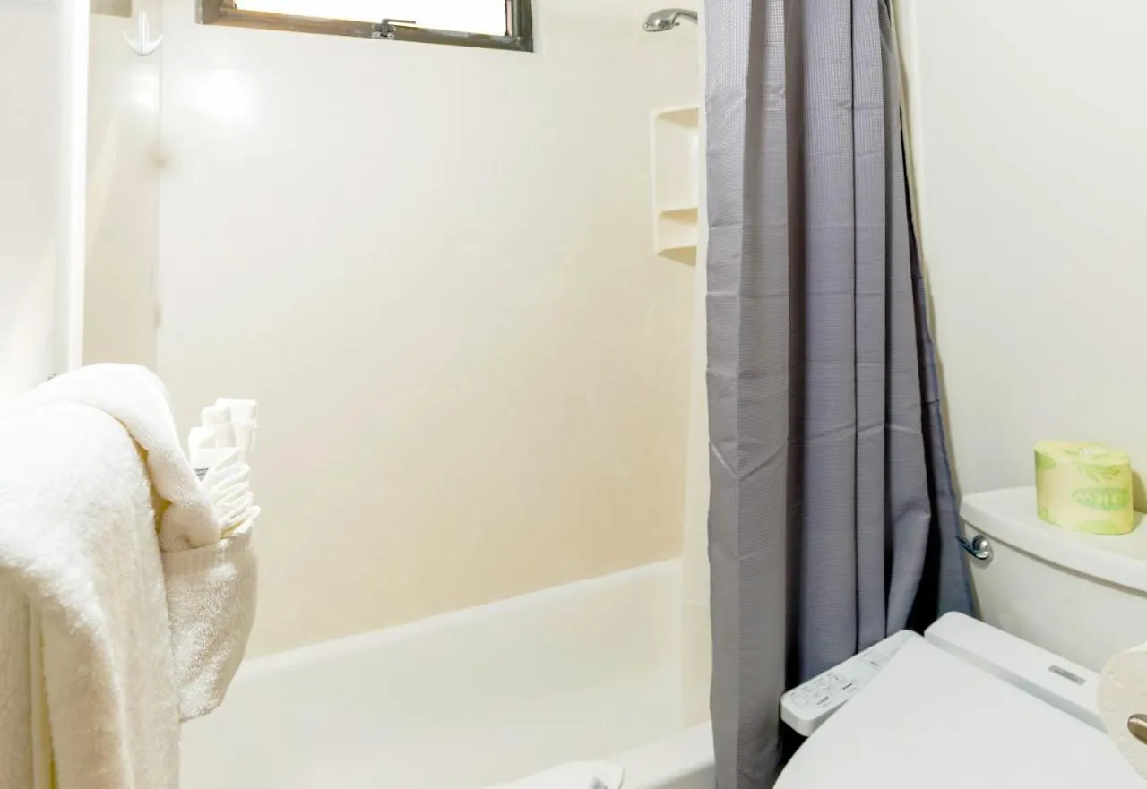 Sandy Toes, Mountain Views, Park For Free! Honolulu Apartment