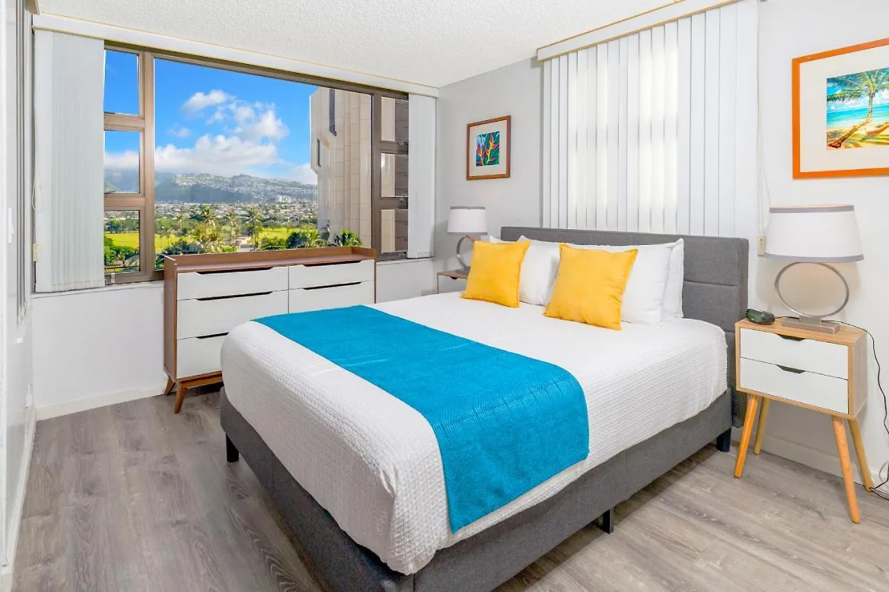 Sandy Toes, Mountain Views, Park For Free! Honolulu 0*,  United States